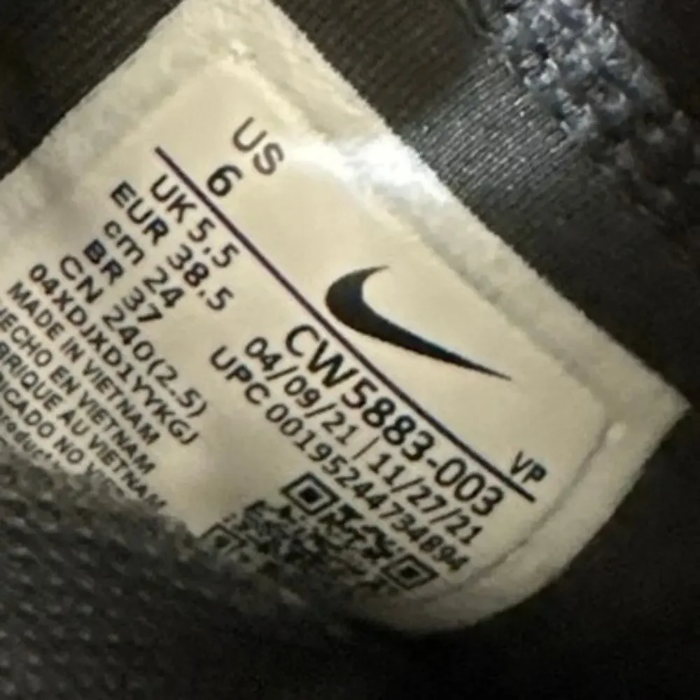 Womens Nike Go FlyEase sneakers black size 6